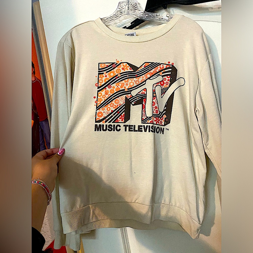 Cute long sleeve MTV tee-shirt